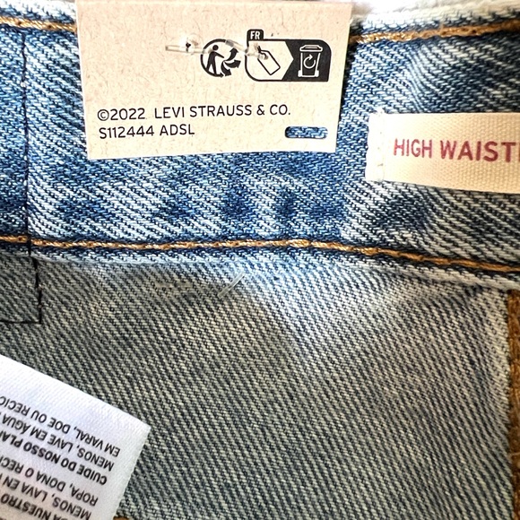 NWT NEW Levi’s High Waisted Mom Shorts 🩳 Light Wash Slight Distress Retro Vibe - Picture 11 of 13